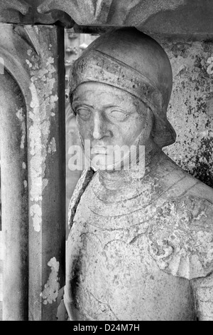 KOSICE - 3 janvier : Statue de chevalier de portail ouest de la cathédrale gothique Saint Elizabeth Banque D'Images