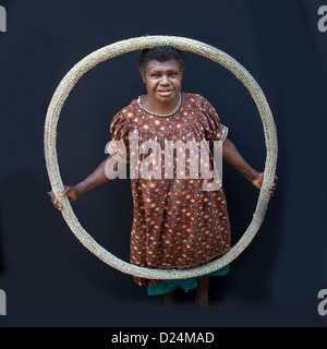 Femme tenant une coquille géante de l'argent, East New Britain, Papouasie Nouvelle Guinée Banque D'Images