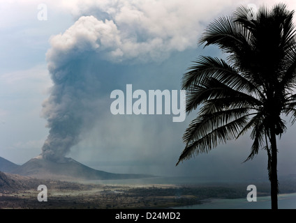 Éruption volcanique en volcan Tavurvur, Rabaul, en Nouvelle Bretagne Island, Papouasie-Nouvelle-Guinée Banque D'Images