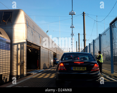 Voitures à bord de l'Eurotunnel à Coquelles Kent Angleterre Navette Banque D'Images