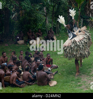 Danse avec Tubuan Duk Duk masque géant, Rabaul, East New Britain, Papouasie Nouvelle Guinée Banque D'Images