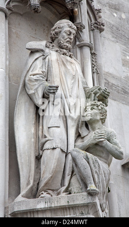 KOSICE - 3 janvier : Saint François Xavier statue sur le portail sud de la cathédrale gothique Saint Elizabeth Banque D'Images