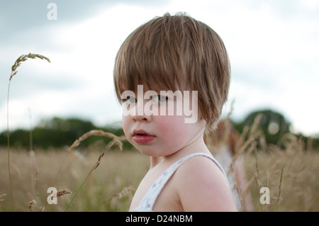 Un portrait d'une petite fille à l'extérieur Banque D'Images