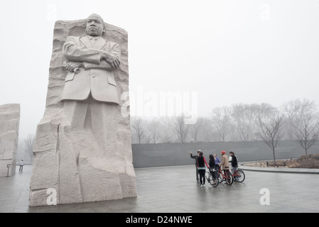 Un ranger fournit des informations à un groupe de touristes à la Martin Luther King Memorial sur les rives de la Tidal Basin à Washington DC par un froid matin d'hiver, Misty. Banque D'Images