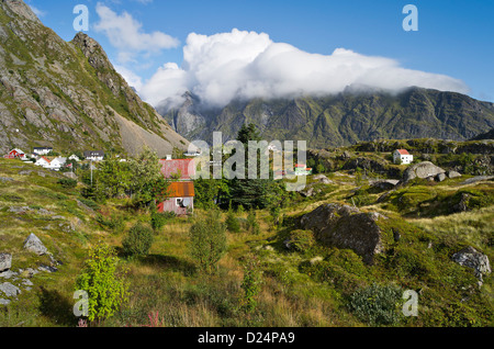 Matin nuages rouler sur des collines rocheuses au-dessus du village de Sund Lofoten, Norvège arctique. Banque D'Images