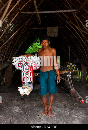 Marin en face de Kula Canoe décorés de coquillages, les îles Trobriand, Papouasie Nouvelle Guinée Banque D'Images