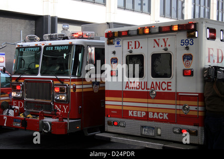 FDNY véhicules d'intervention d'urgence sur les lieux d'un accident. Banque D'Images