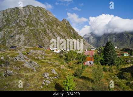 Matin nuages rouler sur des collines rocheuses au-dessus du village de Sund Lofoten, Norvège arctique. Banque D'Images