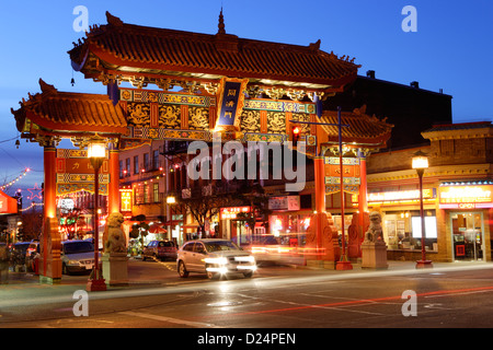 Porte de l'harmonie dans le plus vieux quartier chinois au crépuscule-Victoria, Colombie-Britannique, Canada. Banque D'Images