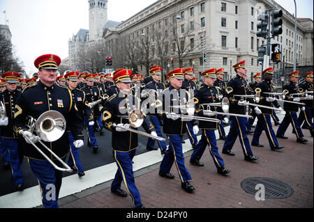 Un membre de l'US Army Fife and Drum corps donne des ordres de mouvement lors de la répétition présidentielle inaugurale de la parade à Washington DC, mettant en valeur la précision et la coordination de l'orchestre militaire. Banque D'Images