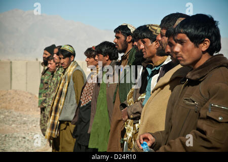 Les soldats de l'Armée nationale afghane, de la Police nationale afghane et la police locale afghane, attendre de recevoir les certificats d'achèvement après quatre jours de lutte contre le dispositif explosif de la formation dans la province de Farah, l'Afghanistan, 14 janvier 2013. Les forces de sécurité nationale afghanes ont pris les devants dans les opérations de sécurité, avec les forces de la coalition à titre de mentors, d'apporter la sécurité et la stabilité au peuple de la République islamique d'Afghanistan. (U.S. Marine Corps photo par le Sgt. Pete Boucher/libérés) Banque D'Images