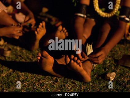 Danseurs tribaux femelle pieds dans l'île Trobriand, Papouasie Nouvelle Guinée Banque D'Images
