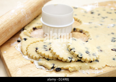 Gâteaux gallois d'être coupé de la pâte avant la cuisson sur la plaque Banque D'Images