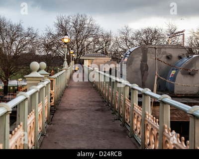 Les personnes qui franchissent la passerelle pour piétons au Richmond - Richmond upon Thames, Surrey, UK Banque D'Images