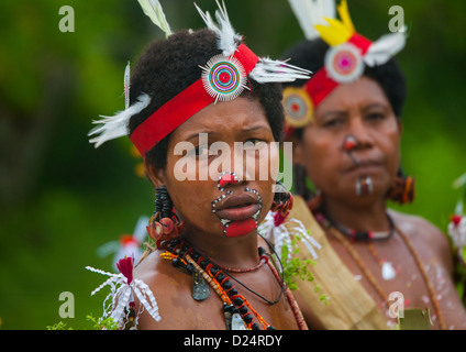 Tribal féminin Danseurs dans l'île Trobriand, Papouasie Nouvelle Guinée Banque D'Images