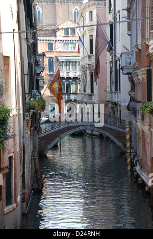 Sleepy Canal latéral avec pont à Venise Banque D'Images