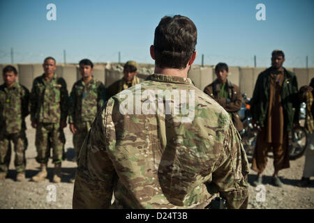 Un membre de la force de coalition parle aux soldats de l'Armée nationale afghane, de la Police nationale afghane et la police locale afghane à attendre de recevoir les certificats d'achèvement après quatre jours de lutte contre le dispositif explosif de la formation dans la province de Farah, l'Afghanistan, 14 janvier 2013. Les forces de sécurité nationale afghanes ont pris les devants dans les opérations de sécurité, avec les forces de la coalition à titre de mentors, d'apporter la sécurité et la stabilité au peuple de la République islamique d'Afghanistan. (U.S. Marine Corps photo par le Sgt. Pete Boucher/libérés) Banque D'Images