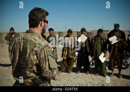 Un membre de la force de coalition parle aux soldats de l'Armée nationale afghane, de la Police nationale afghane et la police locale afghane après les présenter avec contre-dispositif explosif des certificats d'achèvement de la formation dans la province de Farah, l'Afghanistan, 14 janvier 2013. Les forces de sécurité nationale afghanes ont pris les devants dans les opérations de sécurité, avec les forces de la coalition à titre de mentors, d'apporter la sécurité et la stabilité au peuple de la République islamique d'Afghanistan. (U.S. Marine Corps photo par le Sgt. Pete Boucher/libérés) Banque D'Images