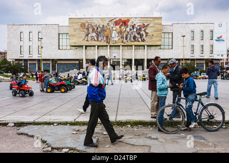 Les gens à côté de la place Skanderbeg, National History Museum. Tirana, Albanie Banque D'Images