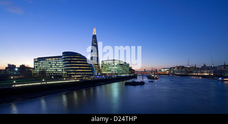 Vue vers le bas le long de la Thames rive sud montrant l'Écharde de la GLC et moderne bâtiment de bureaux, Southwark, London, UK Banque D'Images