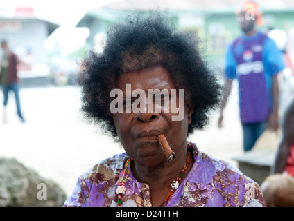 Femme fumant à Buka, Marché, Bougainville, en Papouasie-Nouvelle-Guinée Banque D'Images