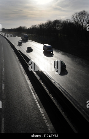 La silhouette du TRAFIC SUR L'autoroute M6 PRÈS DE STAFFORD FILES D'AUTOMOBILISTES RE EMBOUTEILLAGES TRANSPORT VOITURES CAMIONS POIDS LOURDS DES ROUTES DE VOYAGE LIENS UK Banque D'Images