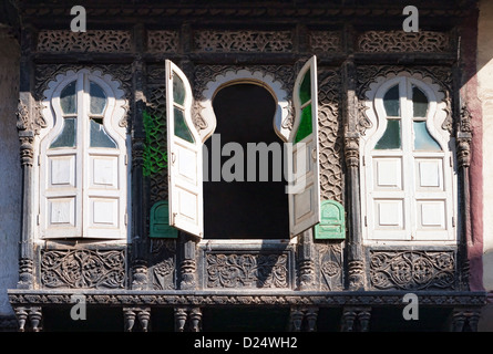 Trois vieilles fenêtres avec volets décoratifs et ornements en pierre. Le Rajasthan, Inde Banque D'Images