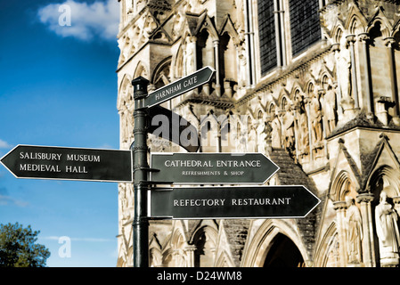 La façade ouest de la cathédrale de Salisbury, Angleterre signe Banque D'Images