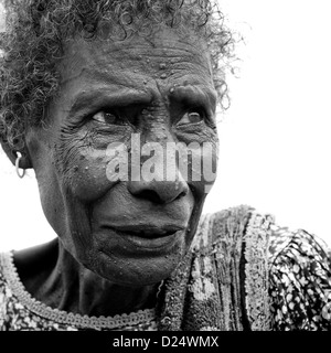 Femme de la région autonome de Bougainville, en vêtements traditionnels, la Papouasie-Nouvelle-Guinée Banque D'Images