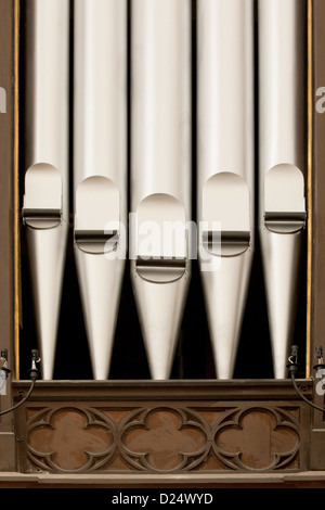 Un close-up d'argenterie ancienne tuyaux d'orgue. Banque D'Images