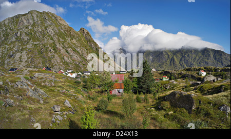 Matin nuages rouler sur des collines rocheuses au-dessus du village de Sund Lofoten, Norvège arctique. Banque D'Images