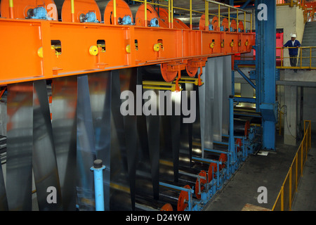 Eisenhuettenstadt, Allemagne, Oberflaechenveredelung la bande à froid dans l'usine de galvanisation Banque D'Images