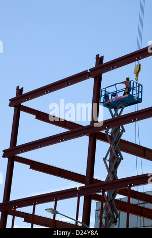 Worker dans une Grue sur un chantier de Adelaide Australie Banque D'Images