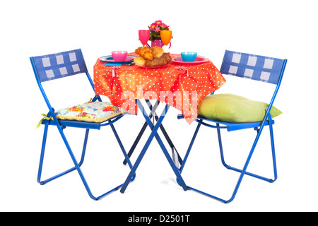 Manger dehors dans le jardin avec mobilier bleu Banque D'Images