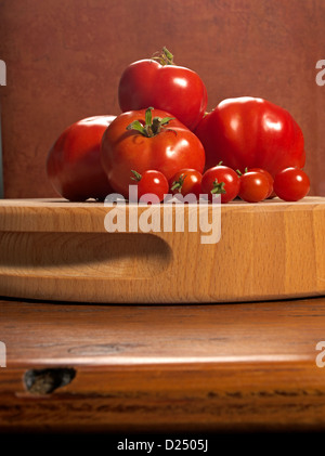 Tomates mûres sur table Banque D'Images