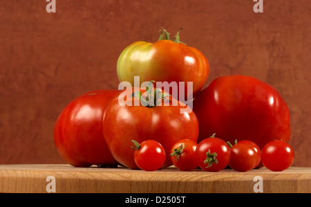 Tomates mûres sur table Banque D'Images