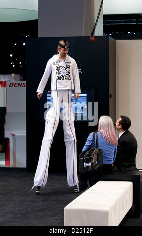 2013 North American International Auto Show, Detroit, Michigan. L'homme sur pilotis à affichage Denso Banque D'Images