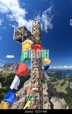 Croix avec les drapeaux sur le mont Cir, Dolomites italiennes Banque D'Images