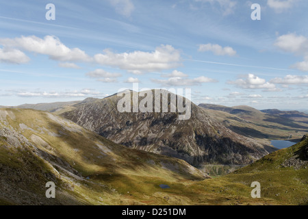 Vue de Pen An Wen Ole et l'ensemble du Carneddau Nant Ffrancon Valley de la Snowdonia, Glyders Banque D'Images