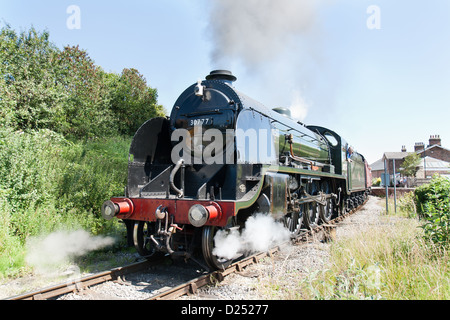 Locomotive à vapeur tirant un train de voyageurs sur le Wensleydale Railway Banque D'Images