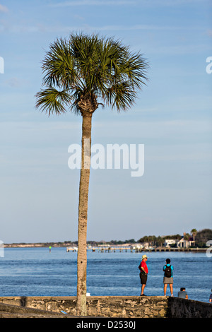 Les gens donnent à Matanzas Bay aux murs de la Castillo de San Marcos à Saint Augustine, en Floride. Saint Augustin est l'olde Banque D'Images