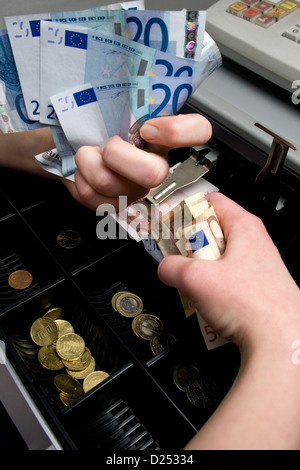 Berlin, Allemagne, quelqu'un s'appuie sur la caisse enregistreuse Banque D'Images