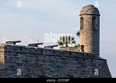 Canons le long des murs du Castillo de San Marcos à Saint Augustine, en Floride. St Augustine est la plus ancienne ville d'Amérique. Banque D'Images