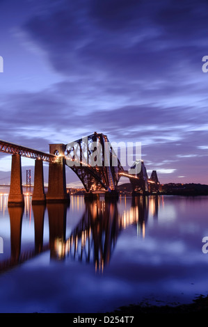 Belle vue sur le pont Forth Rail éclairée la nuit Banque D'Images