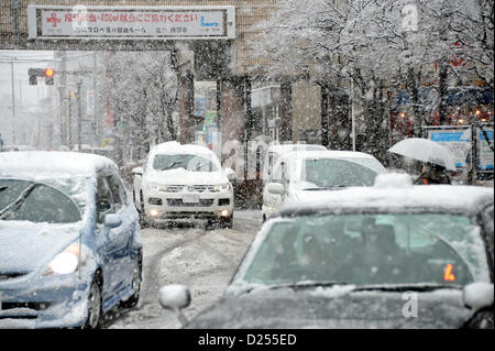 Tokorozawa, au Japon. 14 janvier 2013. Neige dissimule le trafic lent à Tokorozawa, banlieue ouest de Tokyo, le lundi 14 janvier 2013. Une tempête d'hiver freak pouces de neige, couvrant la zone métropolitaine de Tokyo et ses environs avec des couvertures de première neige de la saison. (Photo de Natsuki Sakai/AFLO) AYF -mis- Banque D'Images