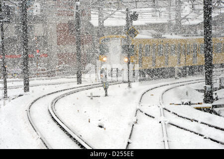 Tokorozawa, au Japon. 14 janvier 2013. L'arrivée d'un masque de neige conduite train à Tokorozawa railroad station, la banlieue ouest de Tokyo, le lundi 14 janvier 2013. Une tempête d'hiver freak pouces de neige, couvrant la zone métropolitaine de Tokyo et ses environs avec des couvertures de première neige de la saison. (Photo de Natsuki Sakai/AFLO) AYF -mis- Banque D'Images