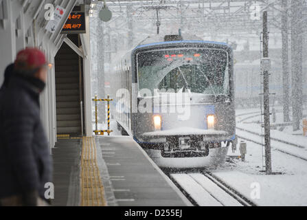 Tokorozawa, au Japon. 14 janvier 2013. L'arrivée d'un masque de neige conduite train à Tokorozawa railroad station, la banlieue ouest de Tokyo, le lundi 14 janvier 2013. Une tempête d'hiver freak pouces de neige, couvrant la zone métropolitaine de Tokyo et ses environs avec des couvertures de première neige de la saison. (Photo de Natsuki Sakai/AFLO) AYF -mis- Banque D'Images