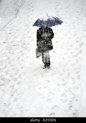 Tokorozawa, au Japon. 14 janvier 2013. Une famille se dépêche de banlieue son chemin dans la neige qui tombe à Tokorozawa, banlieue ouest de Tokyo, le lundi 14 janvier 2013. Une tempête d'hiver freak pouces de neige, couvrant la zone métropolitaine de Tokyo et ses environs avec des couvertures de première neige de la saison. (Photo de Natsuki Sakai/AFLO) AYF -mis- Banque D'Images