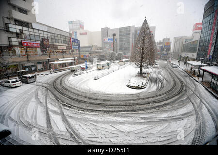 Tokorozawa, au Japon. 14 janvier 2013. Marques de pneu sont laissés dans le contrat cadre d'afficher en face de Tokorozawa railroad station, de l'ouest de Tokyo, suburbos le lundi, Janvier 14, 2013. Une tempête d'hiver freak pouces de neige, couvrant la zone métropolitaine de Tokyo et ses environs avec des couvertures de première neige de la saison. (Photo de Natsuki Sakai/AFLO) AYF -mis- Banque D'Images