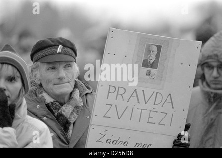 Novembre 1989 Révolution de Velours. Un manifestant dans la foule tenant une bannière disant : "Vérité prévaut.' Banque D'Images